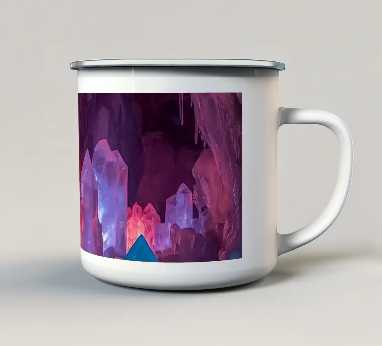 Grotta di ghiaccio illuminata con formazioni di cristallo tazza in smalto da DesignDoodle