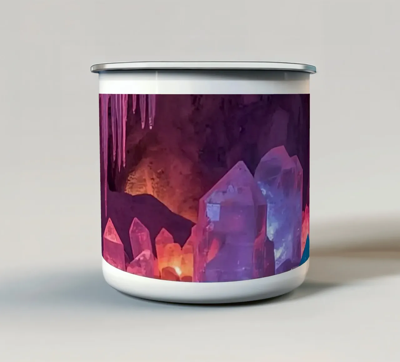 Grotta di ghiaccio illuminata con formazioni di cristallo tazza in smalto da DesignDoodle