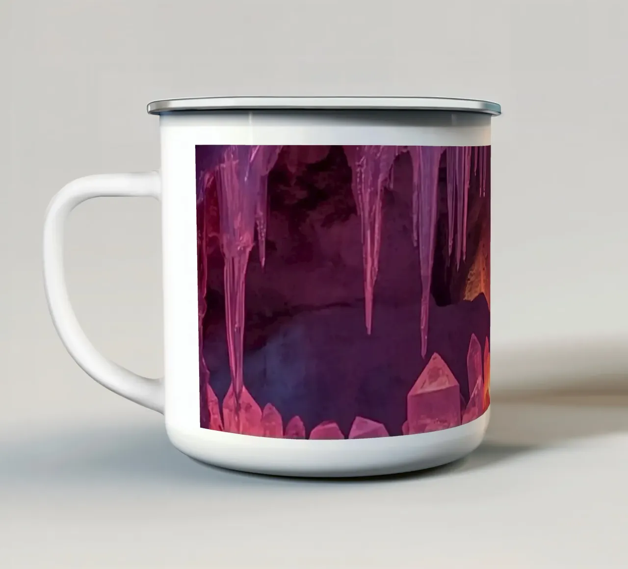 Grotta di ghiaccio illuminata con formazioni di cristallo tazza in smalto da DesignDoodle