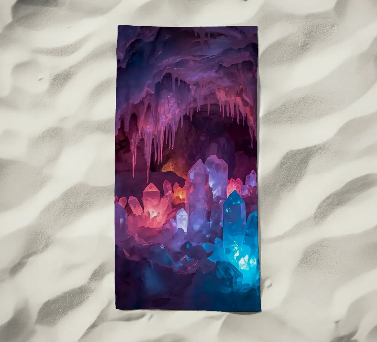 Grotta di ghiaccio illuminata con formazioni di cristallo telo mare da DesignDoodle