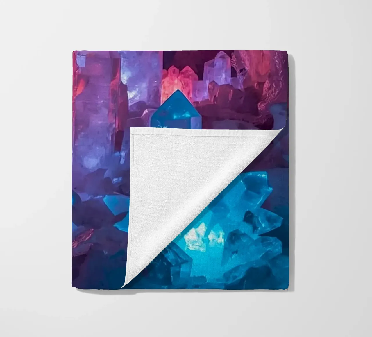 Grotta di ghiaccio illuminata con formazioni di cristallo telo mare da DesignDoodle