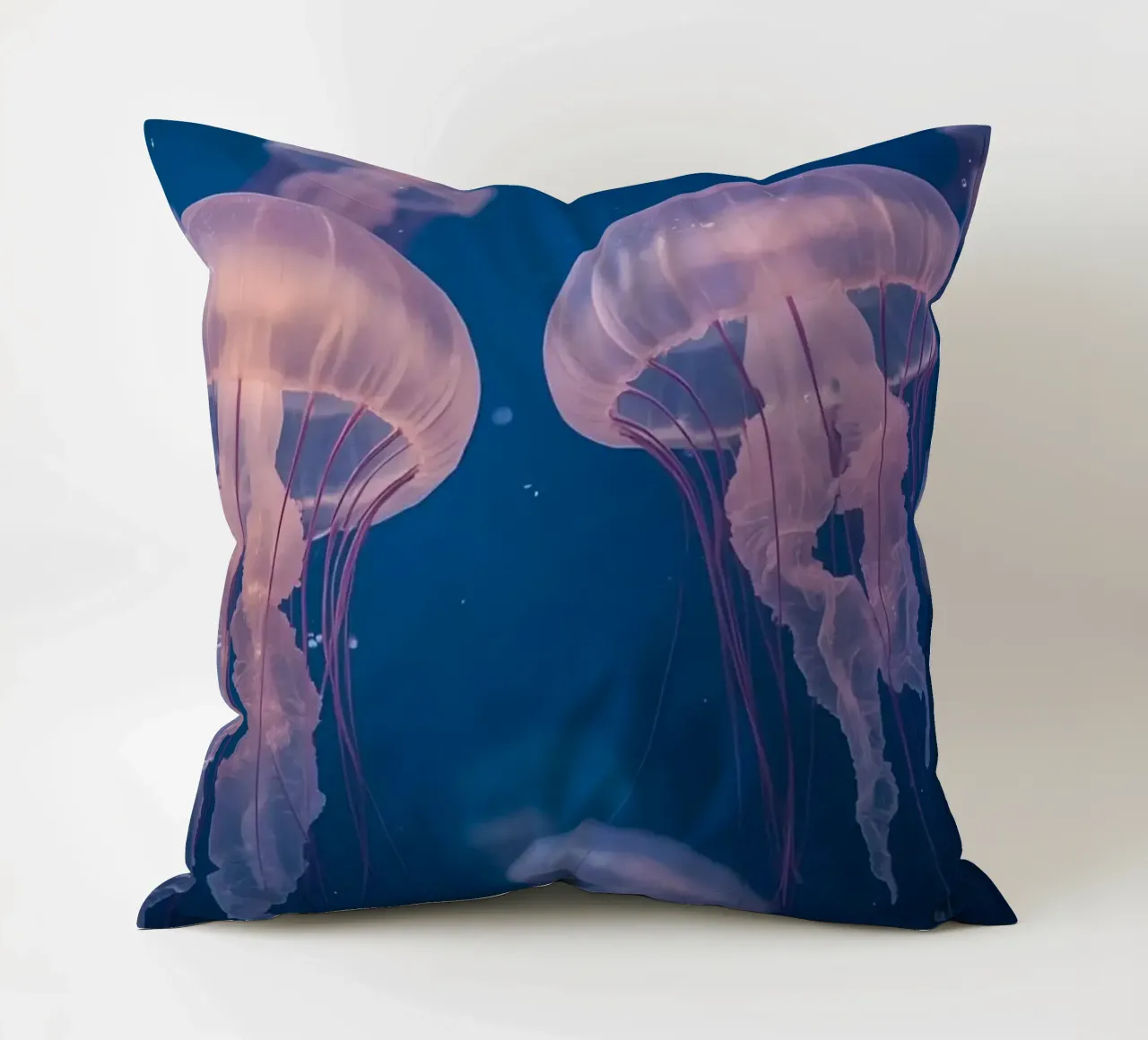 Meduse in acqua blu cuscino da DesignDoodle