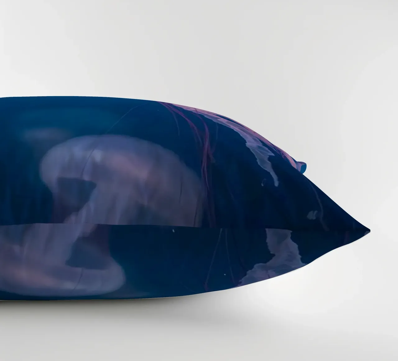 Meduse in acqua blu cuscino da DesignDoodle