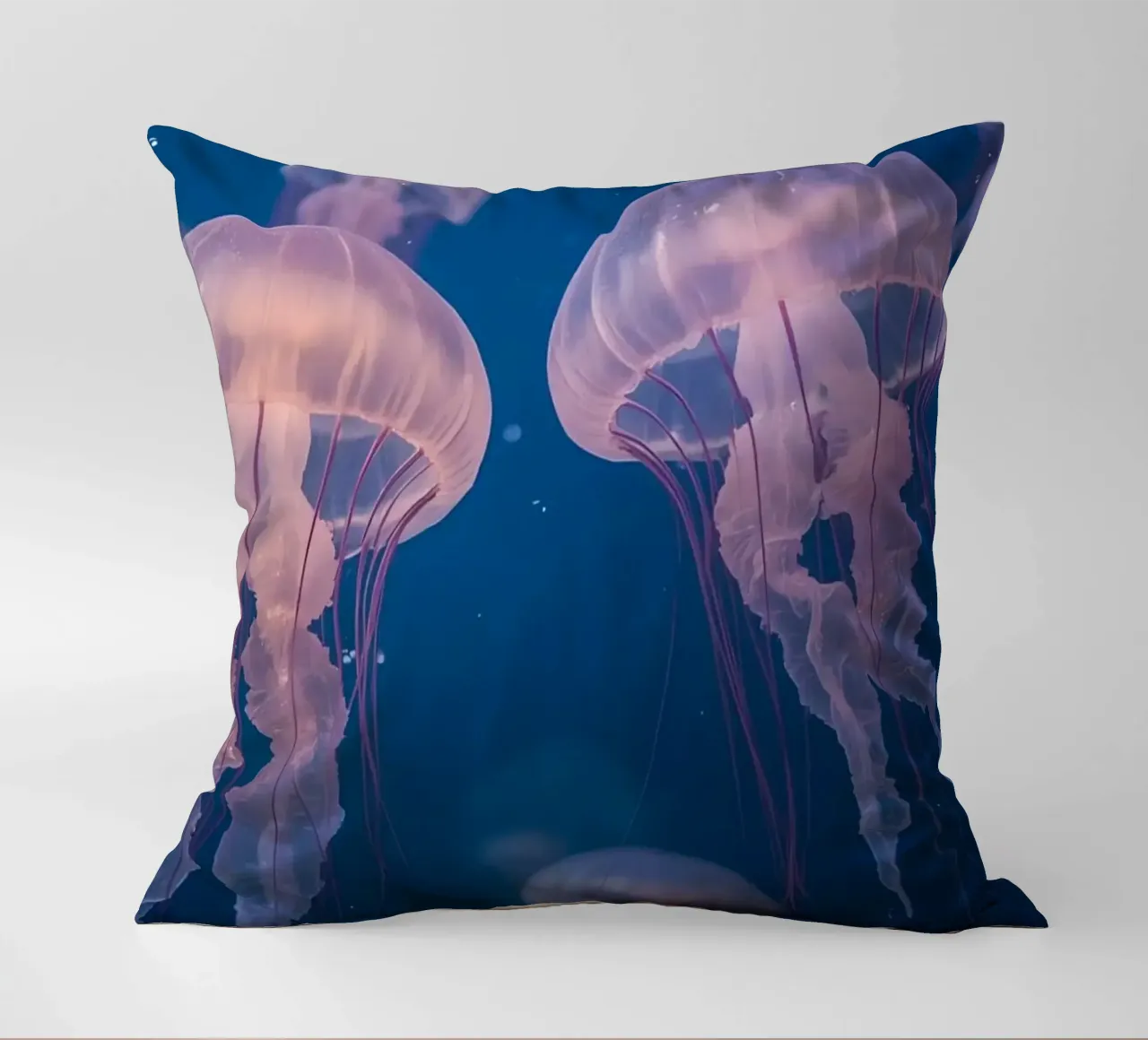 Meduse in acqua blu cuscino da DesignDoodle