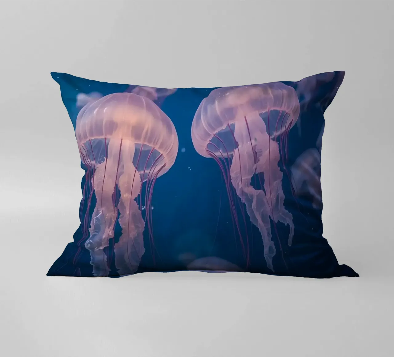 Meduse in acqua blu cuscino da DesignDoodle