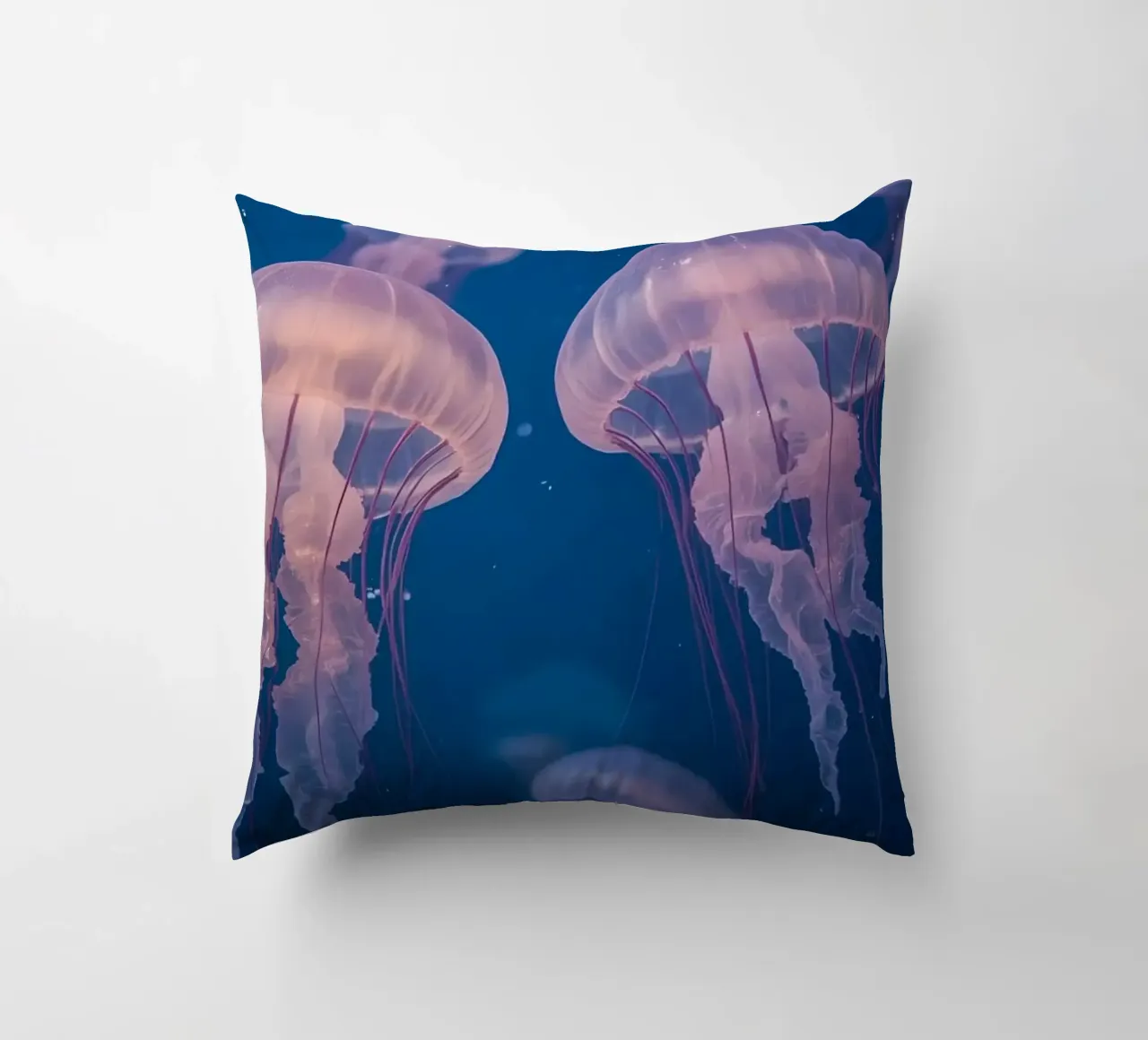 Meduse in acqua blu cuscino da DesignDoodle