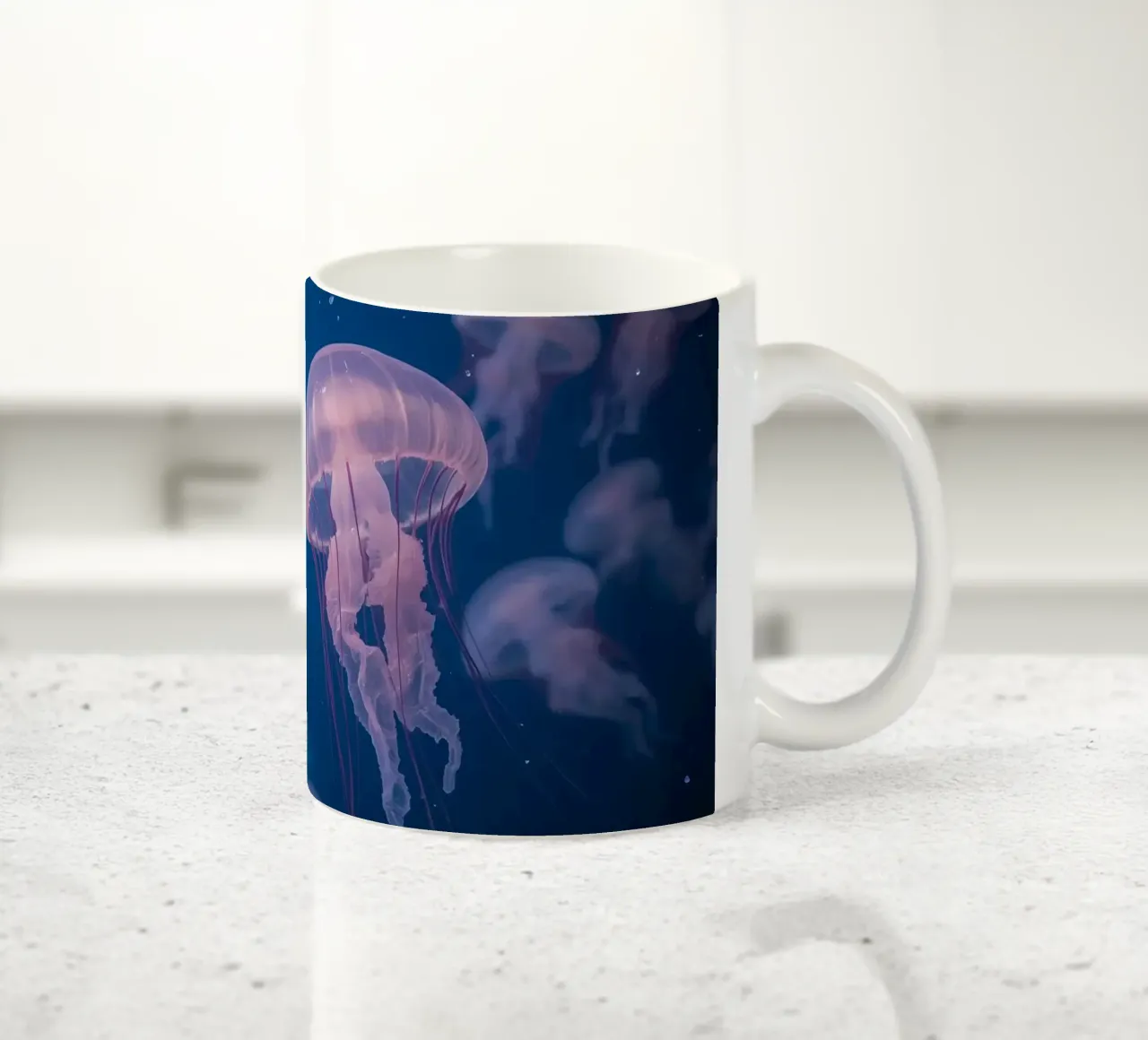 Meduse in acqua blu tazza in ceramica da DesignDoodle