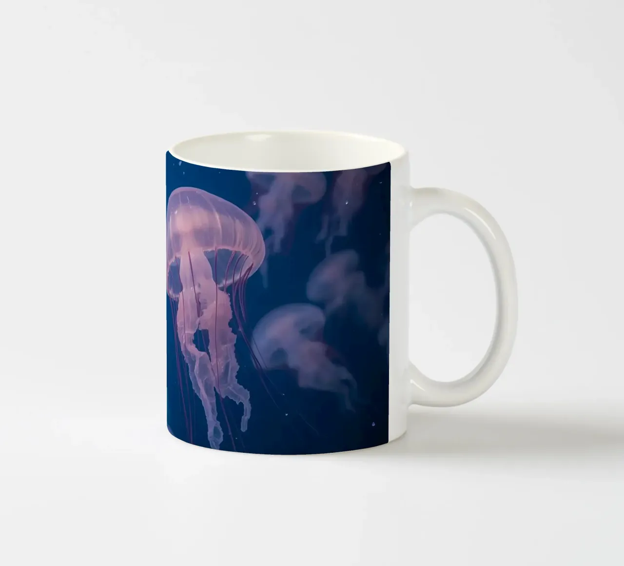 Meduse in acqua blu tazza in ceramica da DesignDoodle