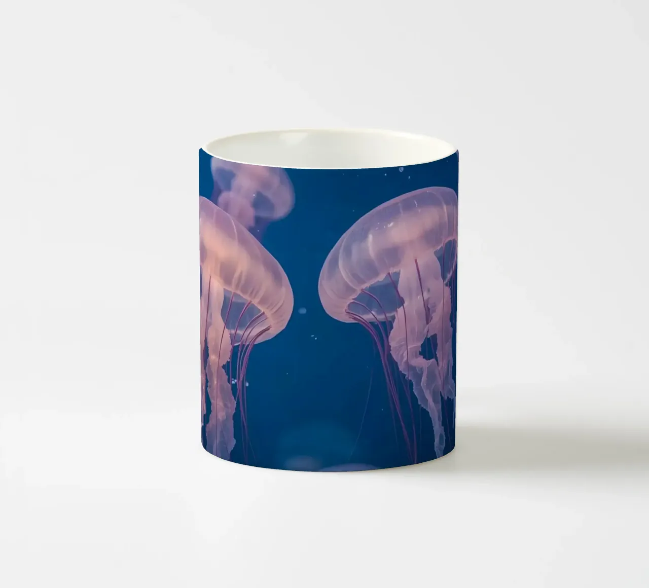 Meduse in acqua blu tazza in ceramica da DesignDoodle
