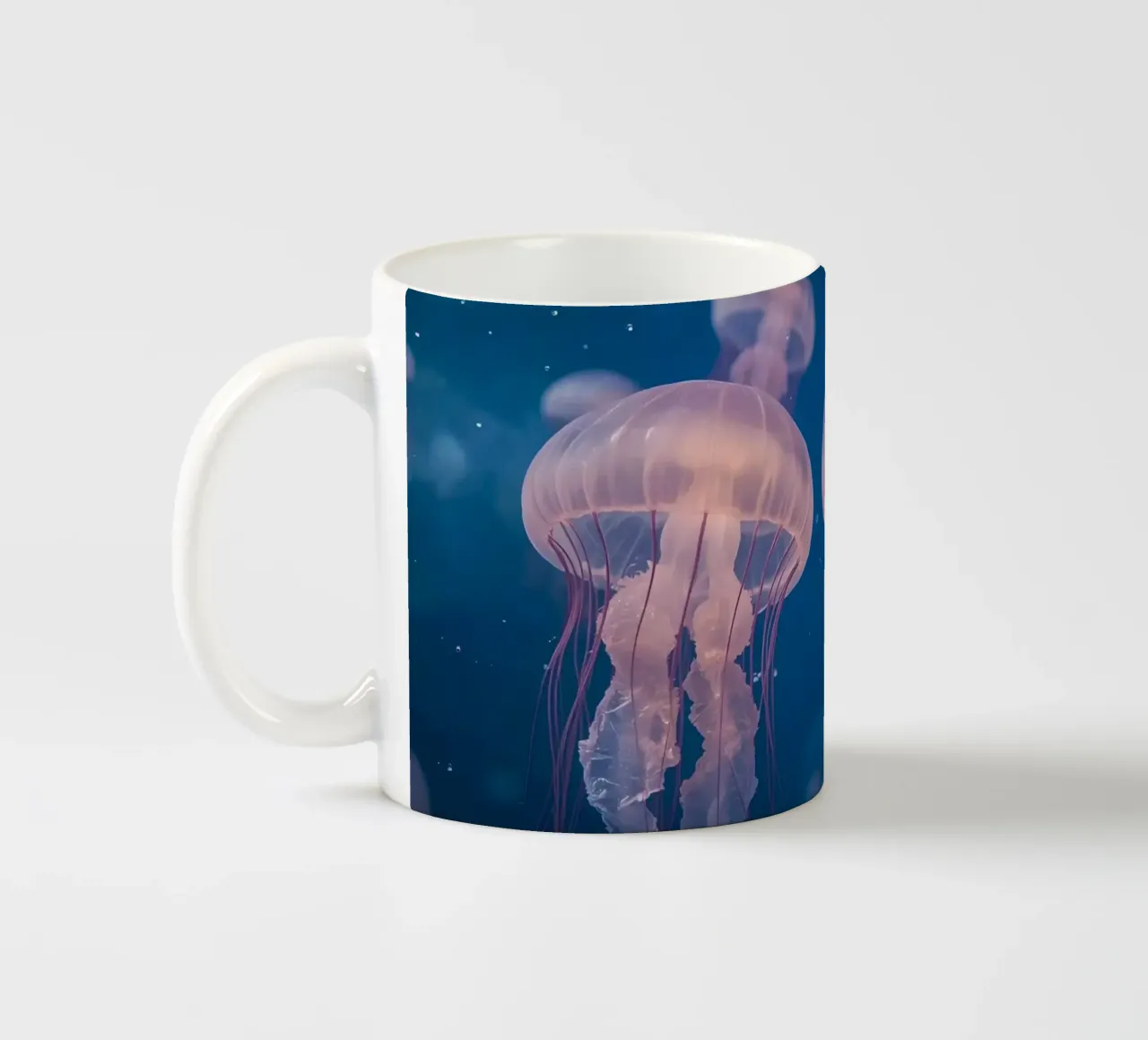 Meduse in acqua blu tazza in ceramica da DesignDoodle