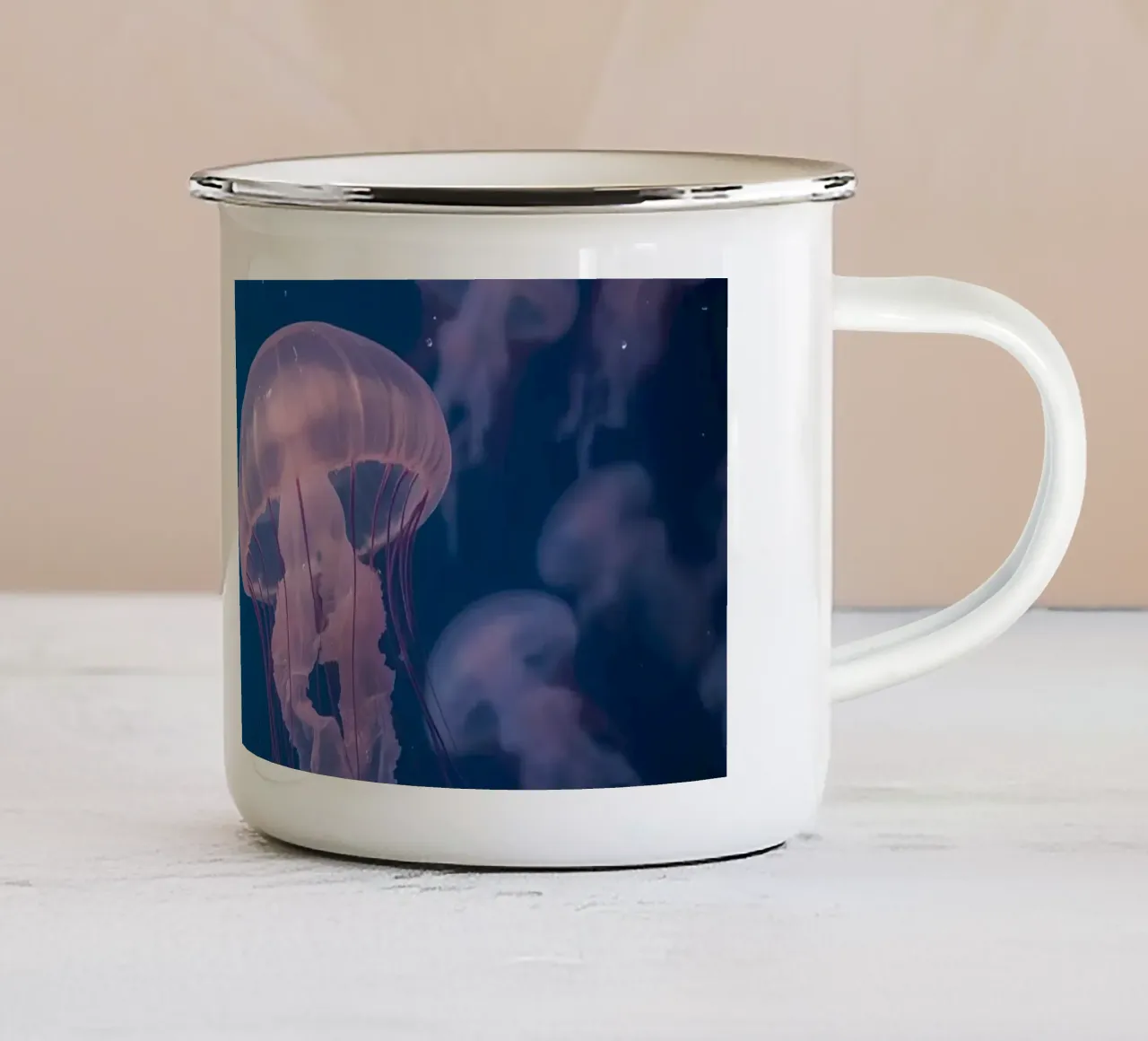 Meduse in acqua blu tazza in smalto da DesignDoodle