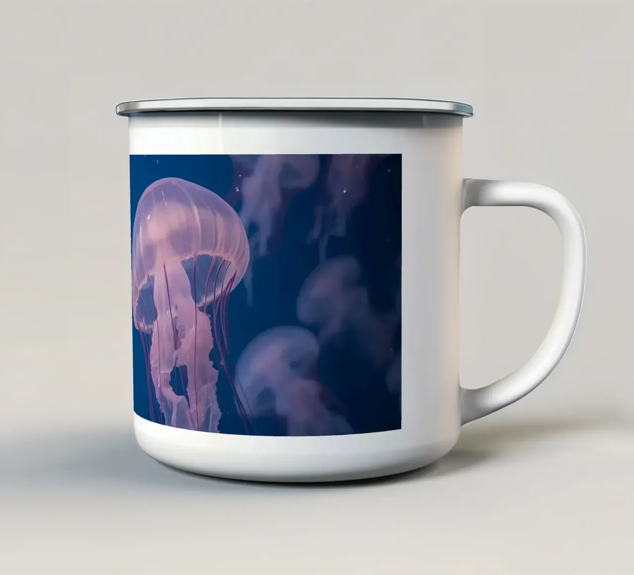 Meduse in acqua blu tazza in smalto da DesignDoodle