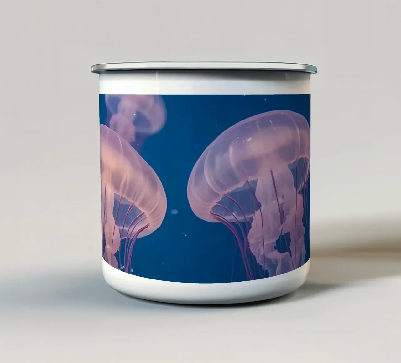 Meduse in acqua blu tazza in smalto da DesignDoodle