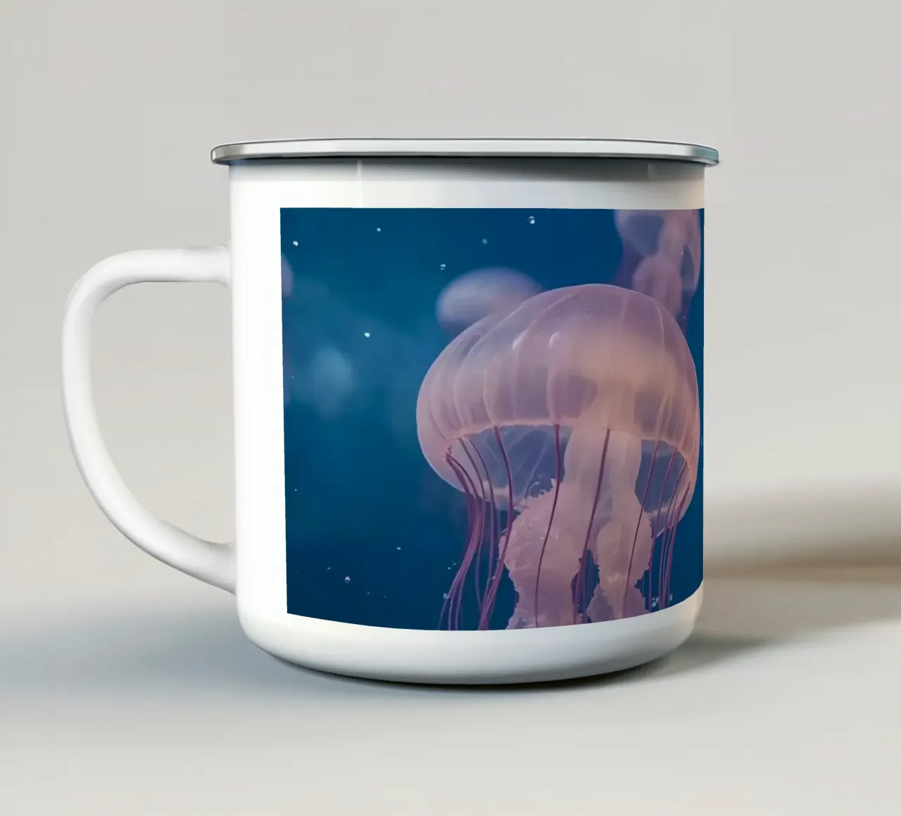 Meduse in acqua blu tazza in smalto da DesignDoodle