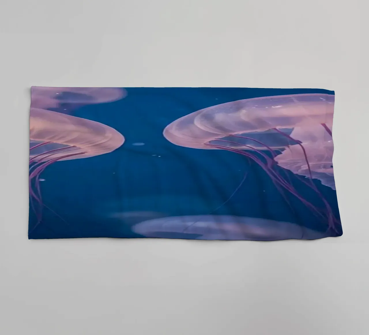 Meduse in acqua blu asciugamano da bagno da DesignDoodle