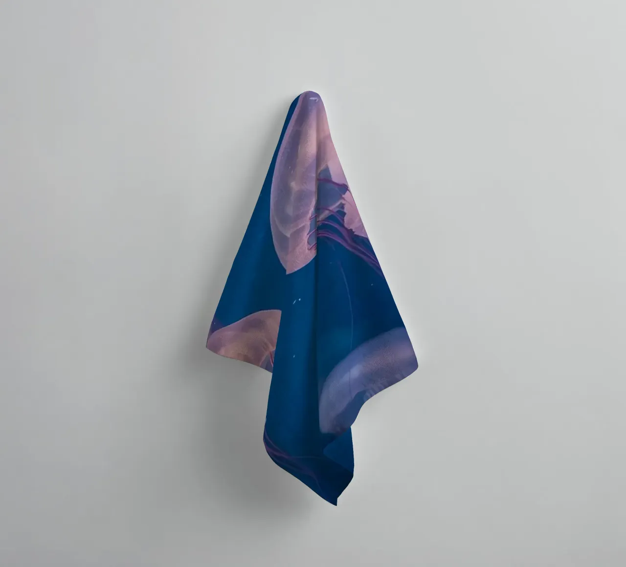 Meduse in acqua blu asciugamano da bagno da DesignDoodle