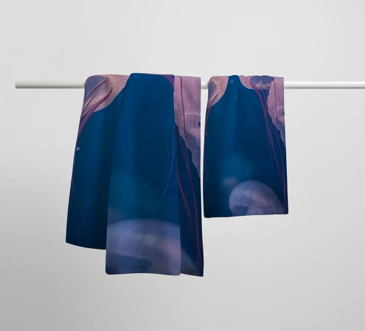 Meduse in acqua blu asciugamano da bagno da DesignDoodle