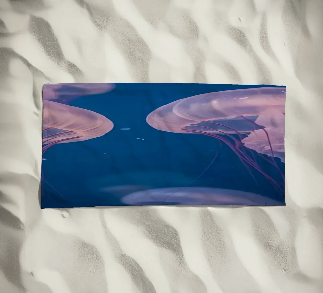 Meduse in acqua blu telo mare da DesignDoodle