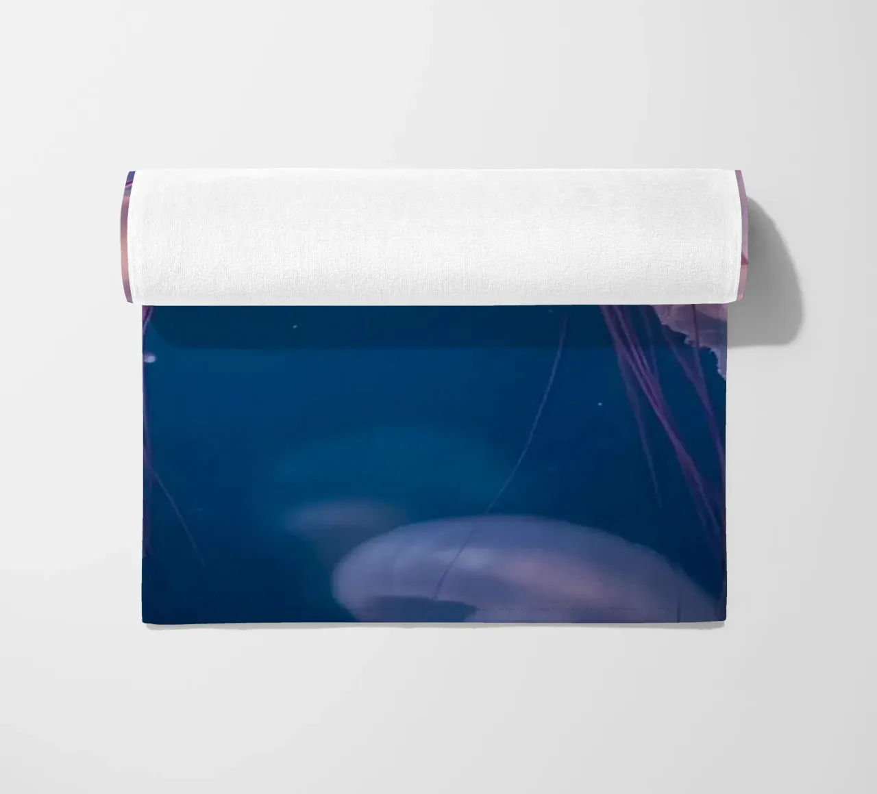 Meduse in acqua blu telo mare da DesignDoodle
