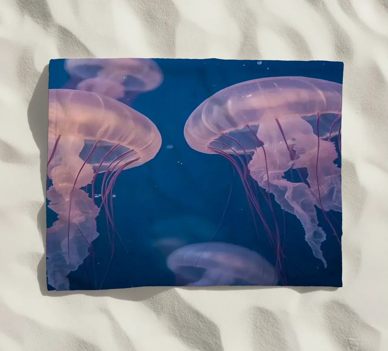 Meduse in acqua blu telo mare da DesignDoodle