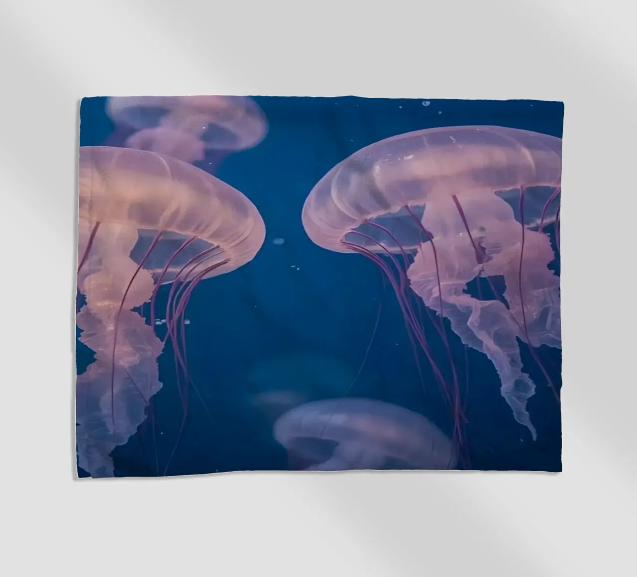 Meduse in acqua blu telo mare da DesignDoodle