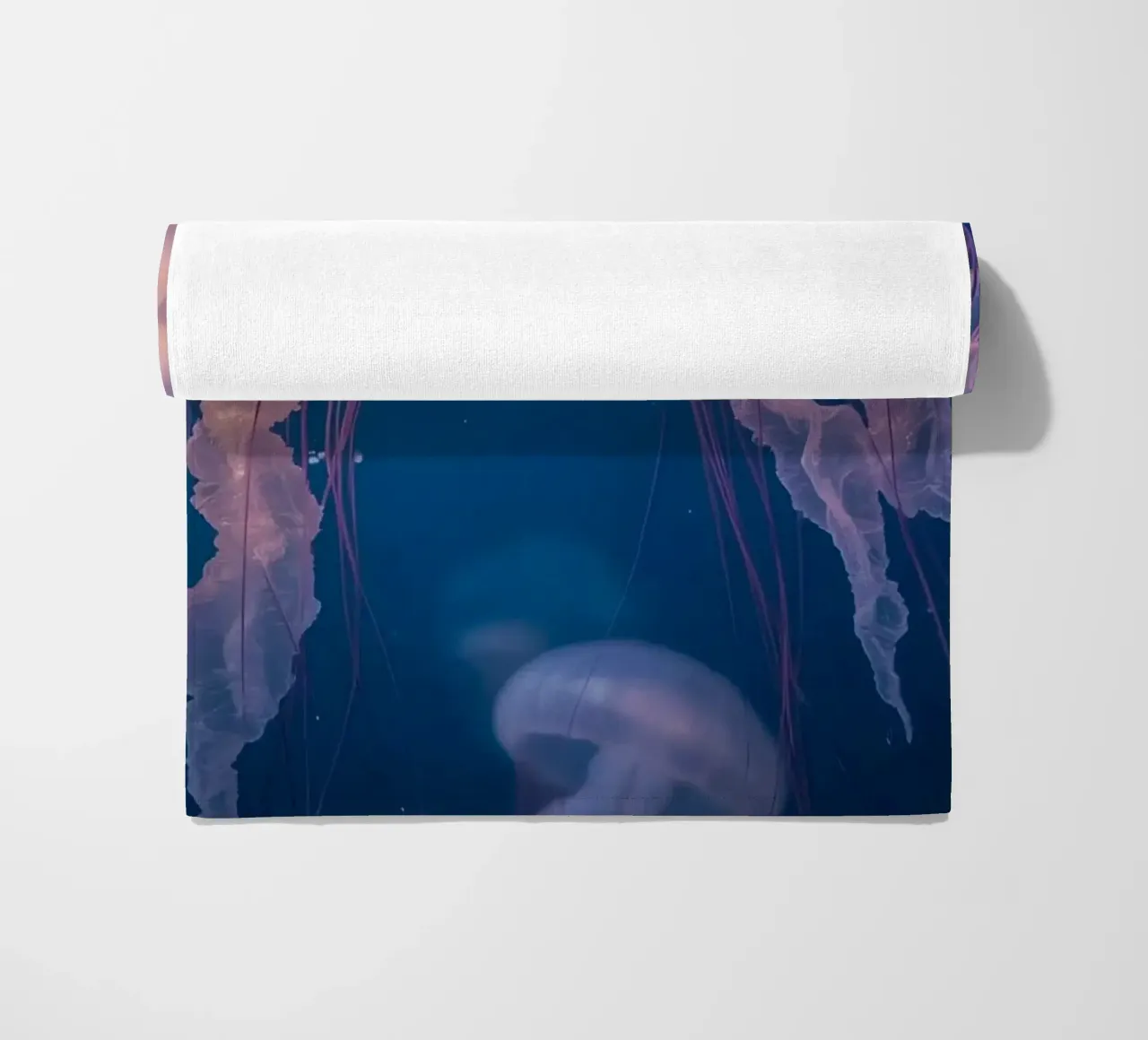 Meduse in acqua blu telo mare da DesignDoodle
