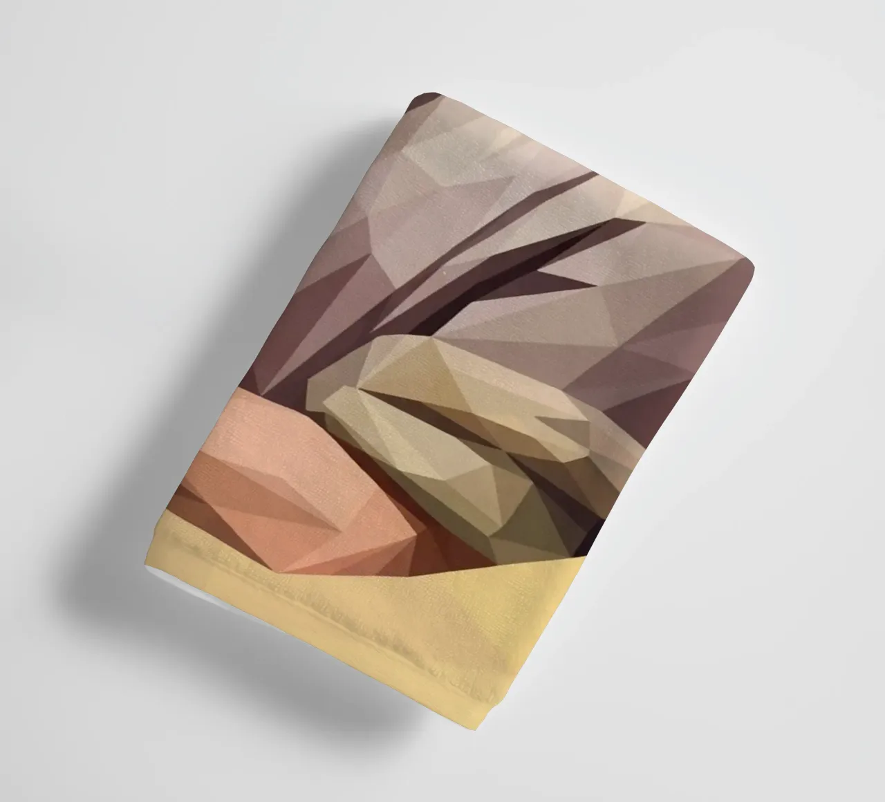 Junger Mann mit einem Apfel Lowpoly Handtuch von Low Profile