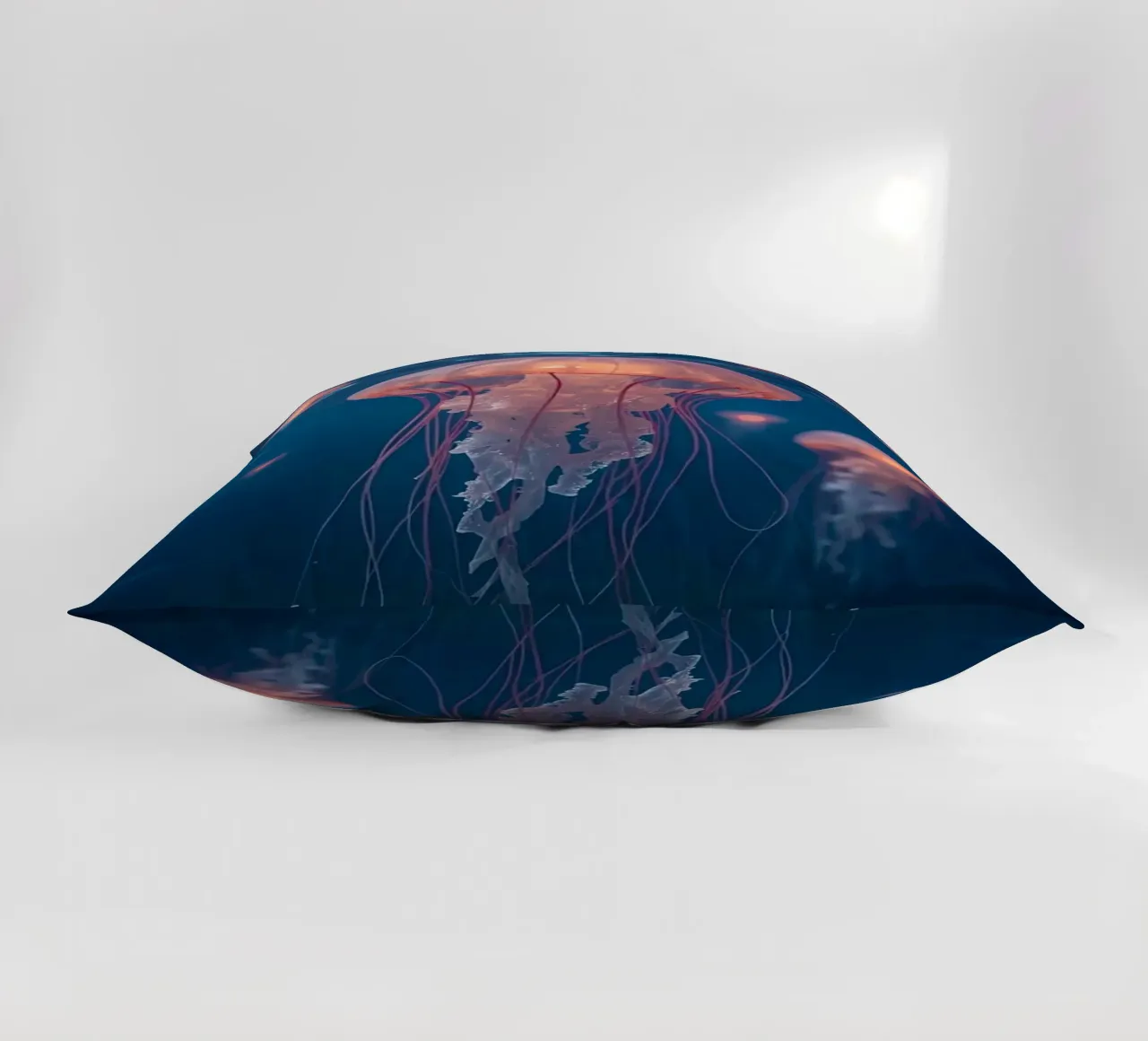 Meduse in acqua blu scuro cuscino da DesignDoodle