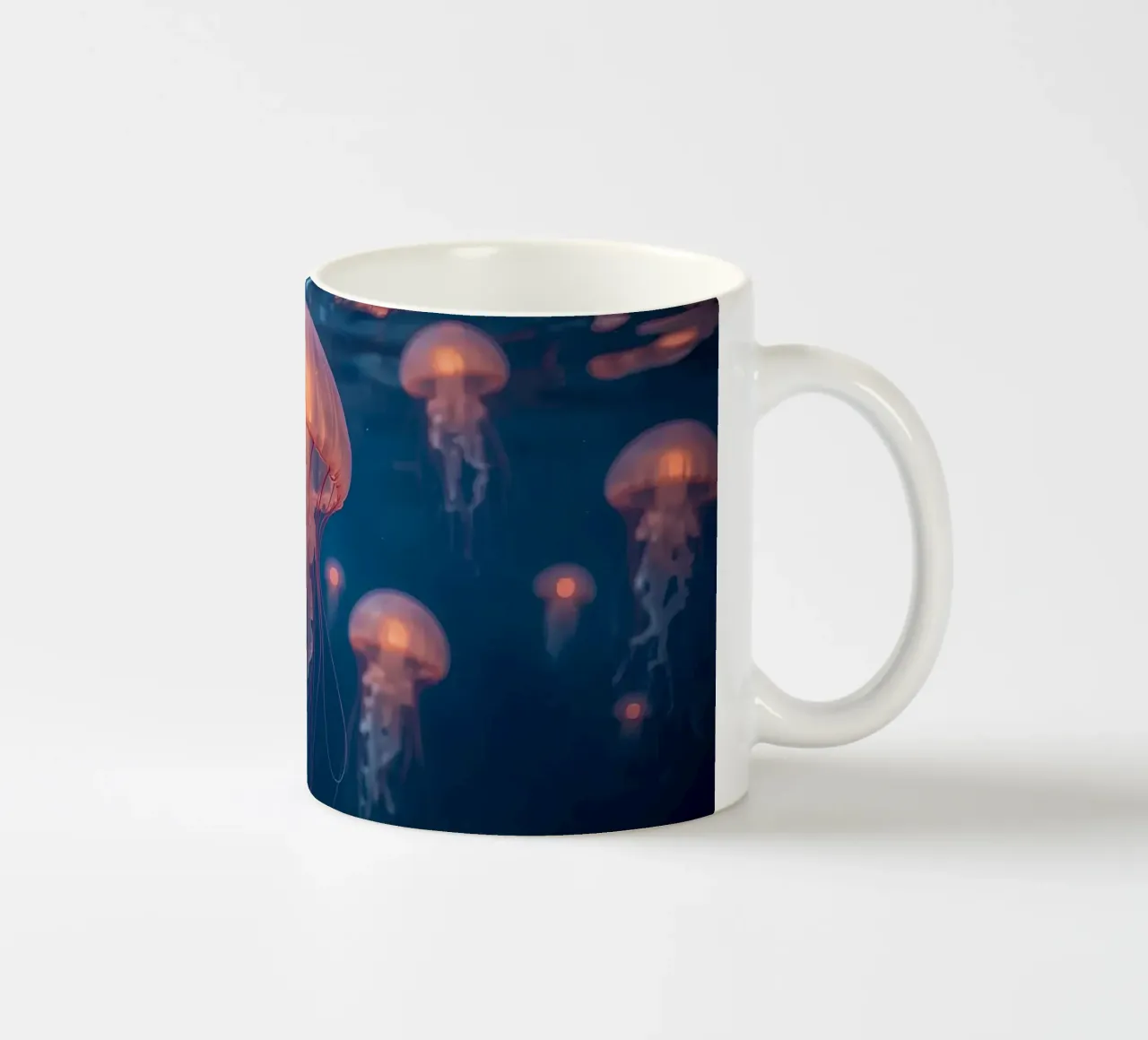 Meduse in acqua blu scuro tazza in ceramica da DesignDoodle