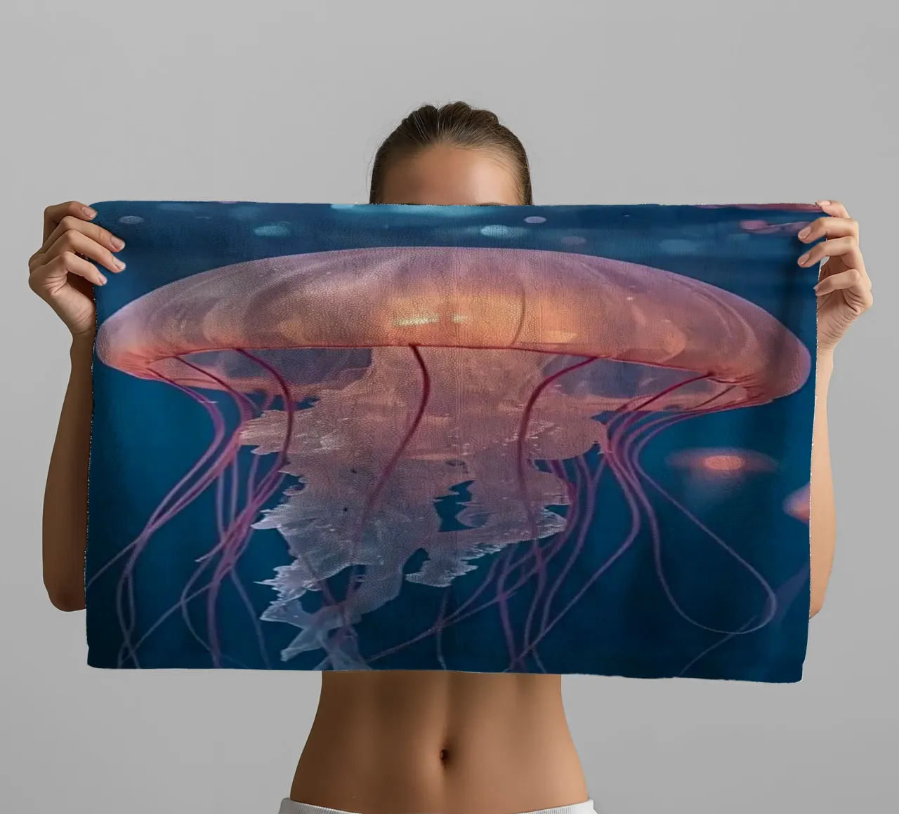 Meduse in acqua blu scuro asciugamano da bagno da DesignDoodle