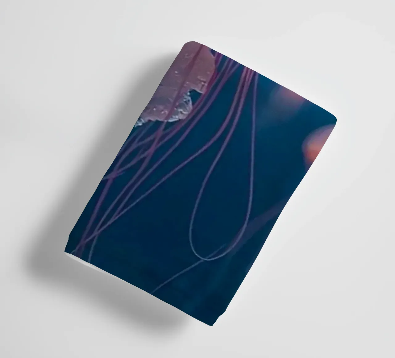 Meduse in acqua blu scuro asciugamano da bagno da DesignDoodle