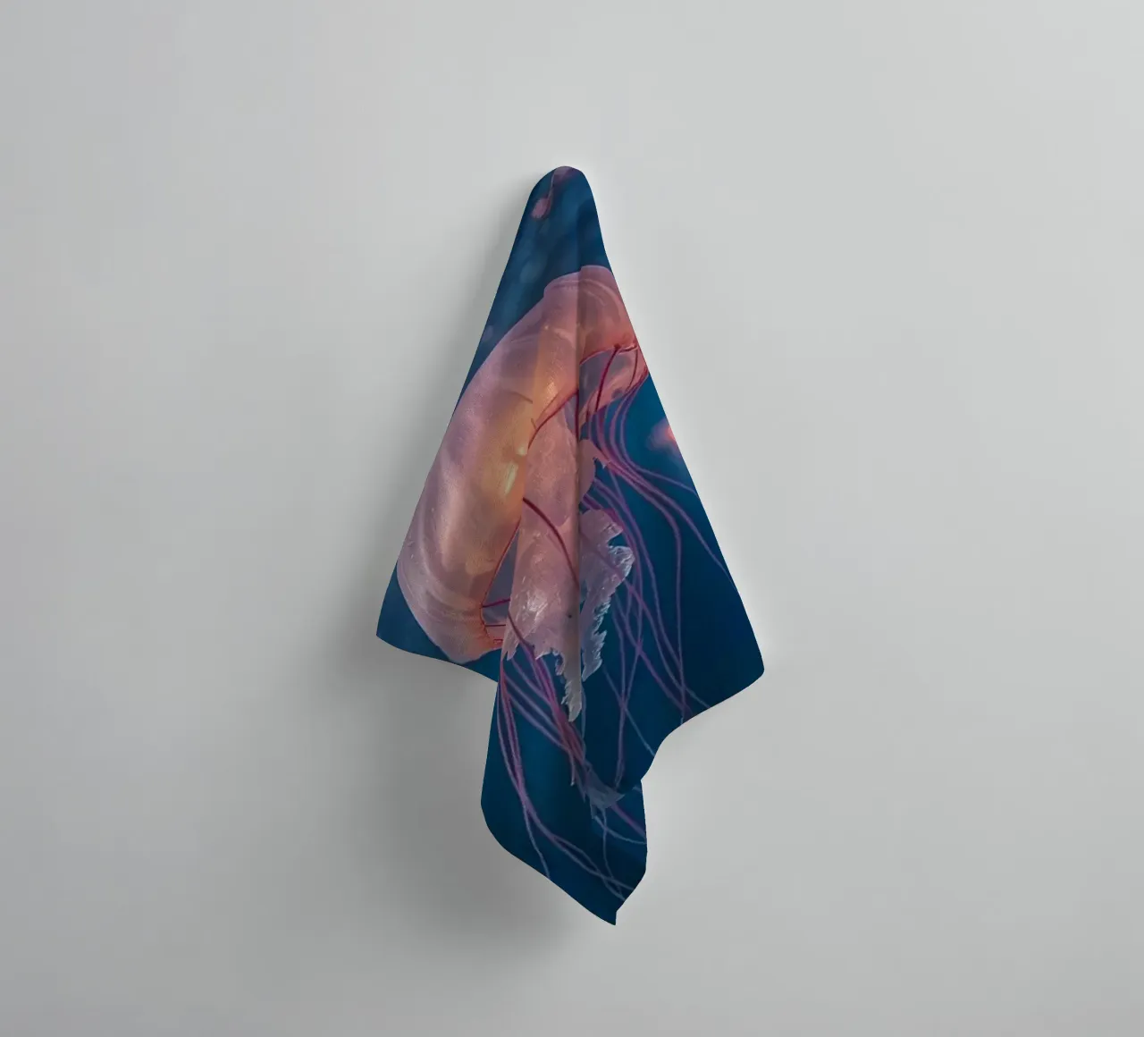 Meduse in acqua blu scuro asciugamano da bagno da DesignDoodle