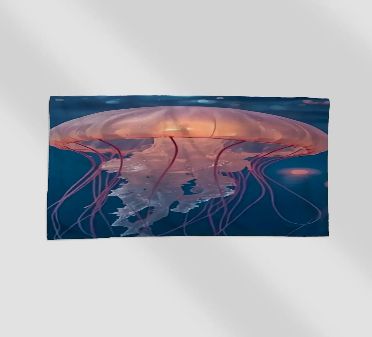 Meduse in acqua blu scuro telo mare da DesignDoodle