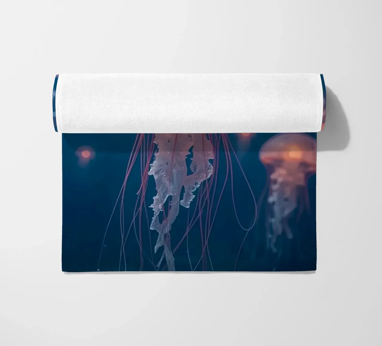 Meduse in acqua blu scuro telo mare da DesignDoodle