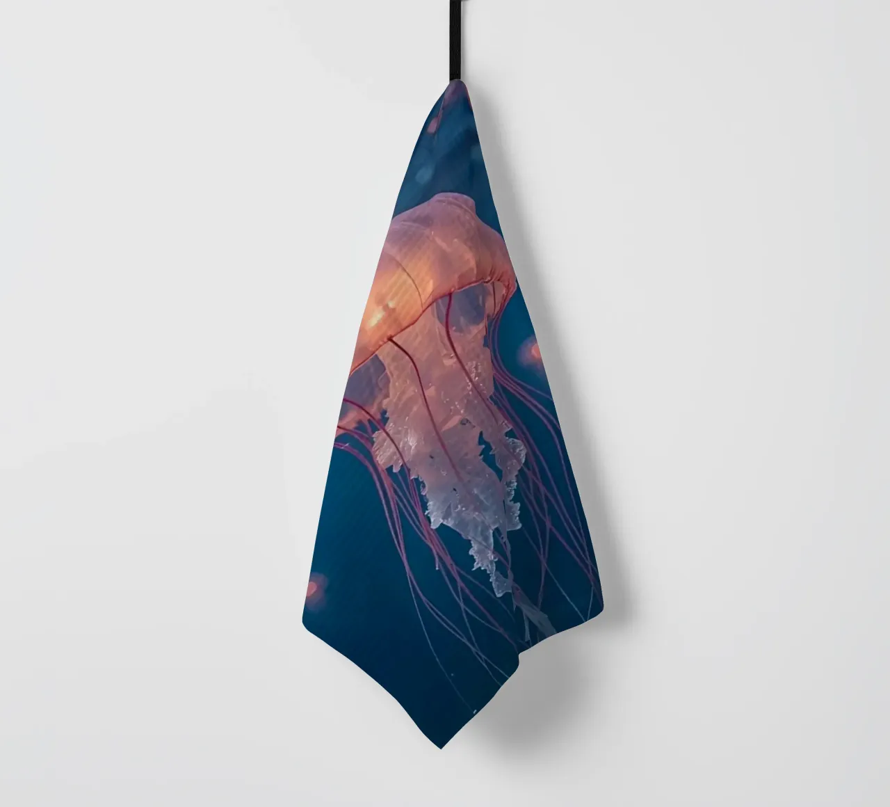 Meduse in acqua blu scuro canovaccio da cucina da DesignDoodle