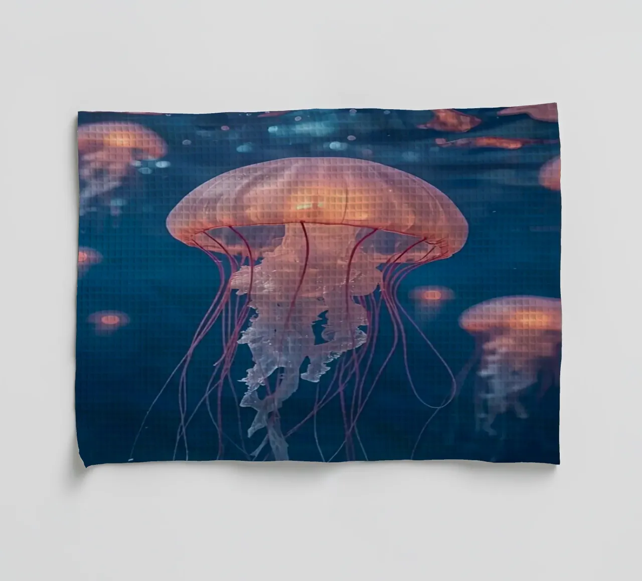 Meduse in acqua blu scuro canovaccio da cucina da DesignDoodle