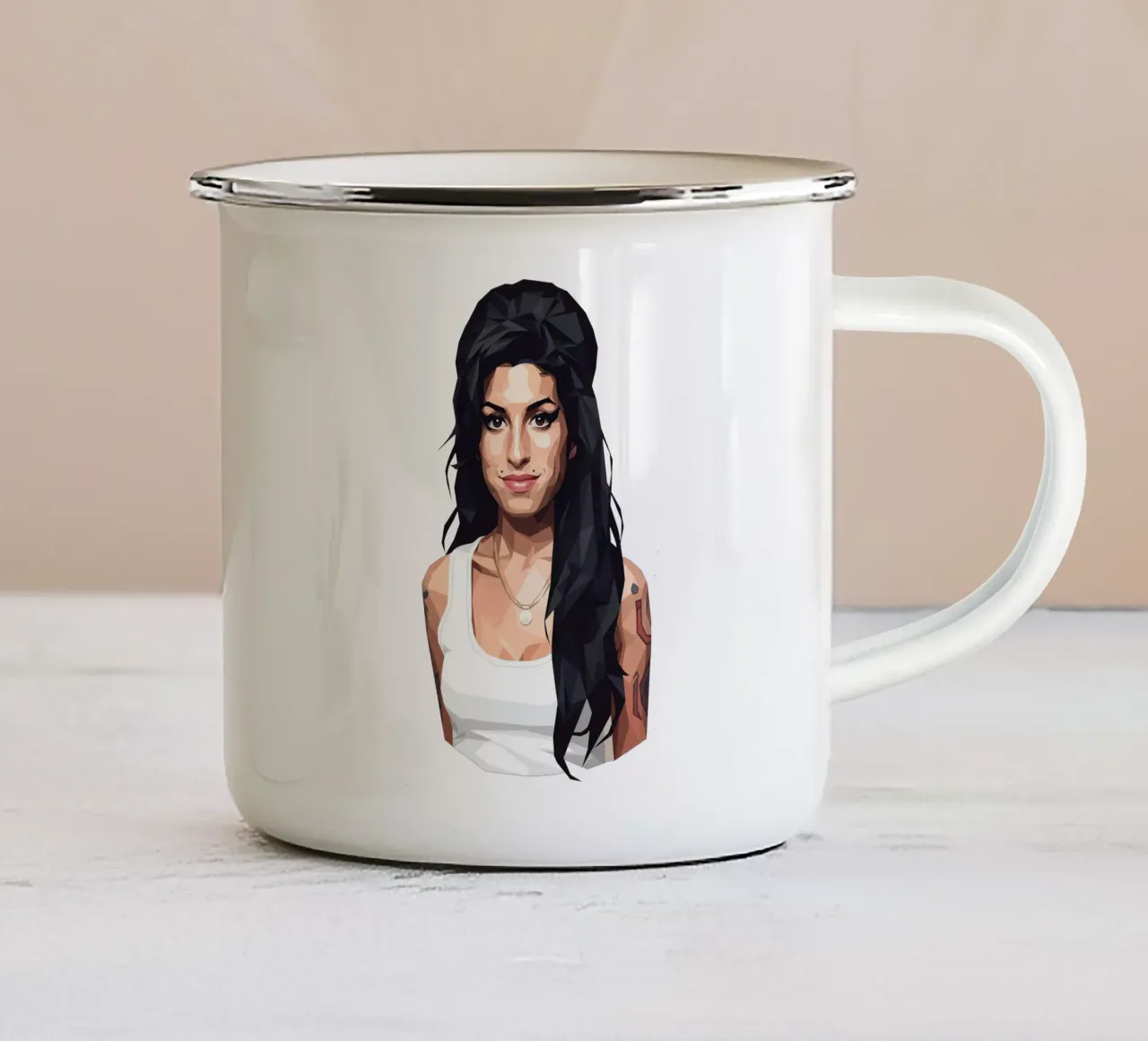 Amy Winehouse Low poly tazza in smalto da Low Profile