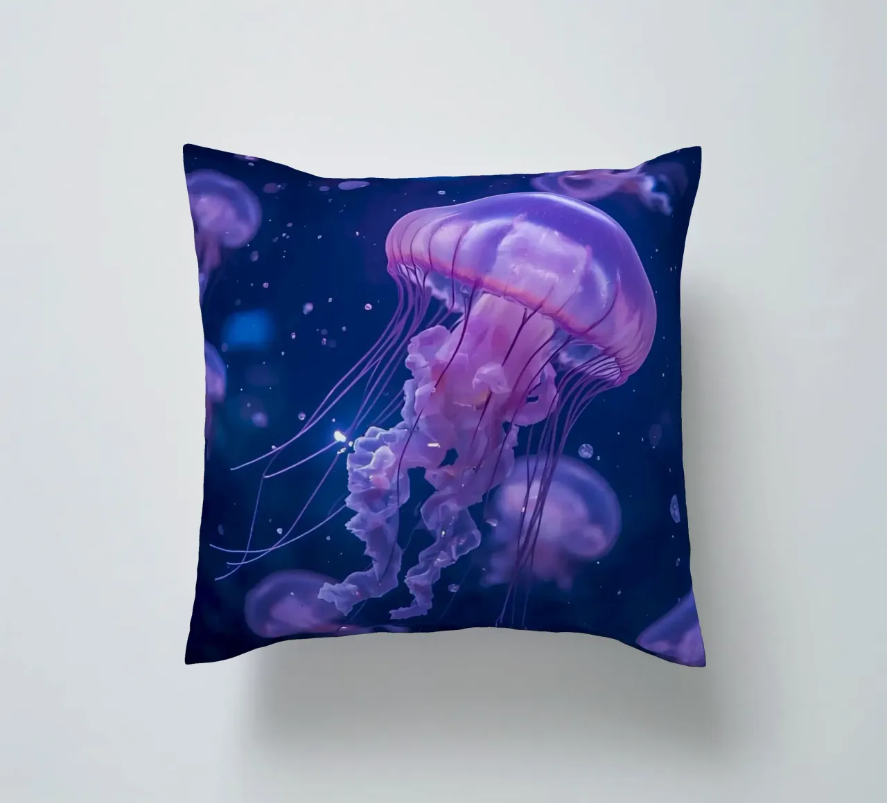 Meduse in acque profonde e blu cuscino da DesignDoodle