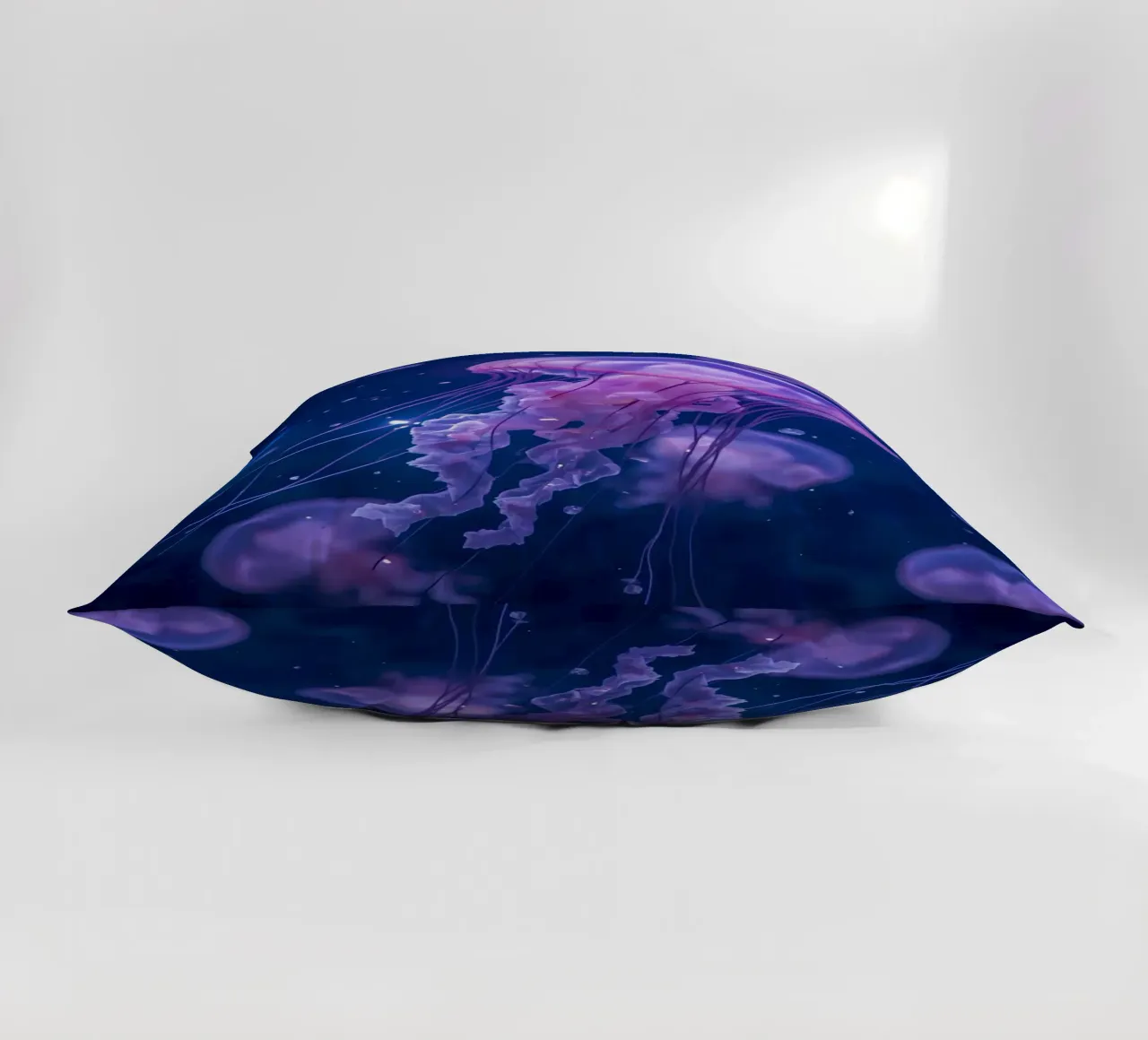 Meduse in acque profonde e blu cuscino da DesignDoodle