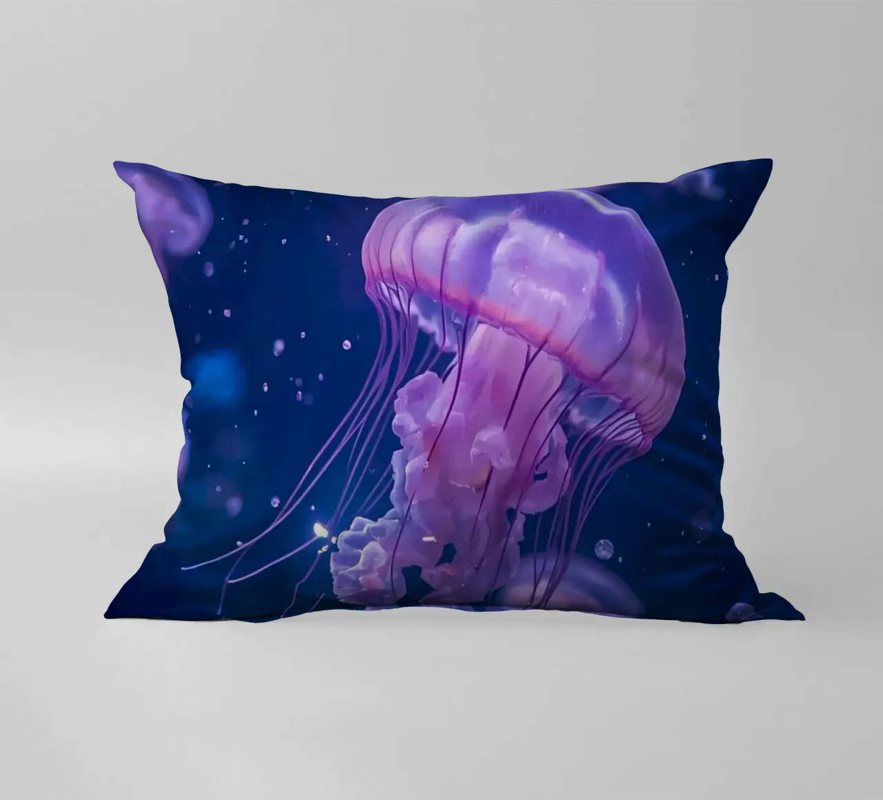 Meduse in acque profonde e blu cuscino da DesignDoodle