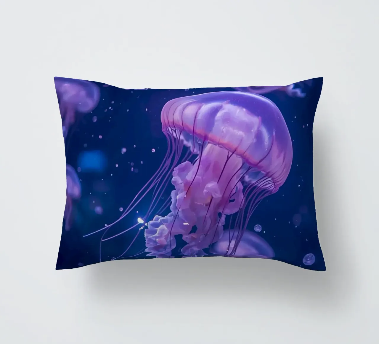 Meduse in acque profonde e blu cuscino da DesignDoodle