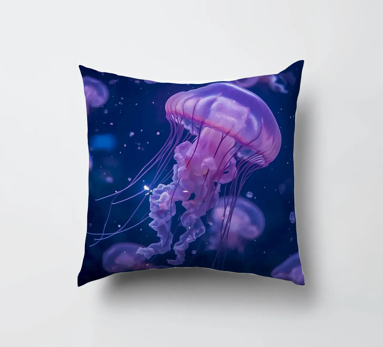 Meduse in acque profonde e blu cuscino da DesignDoodle