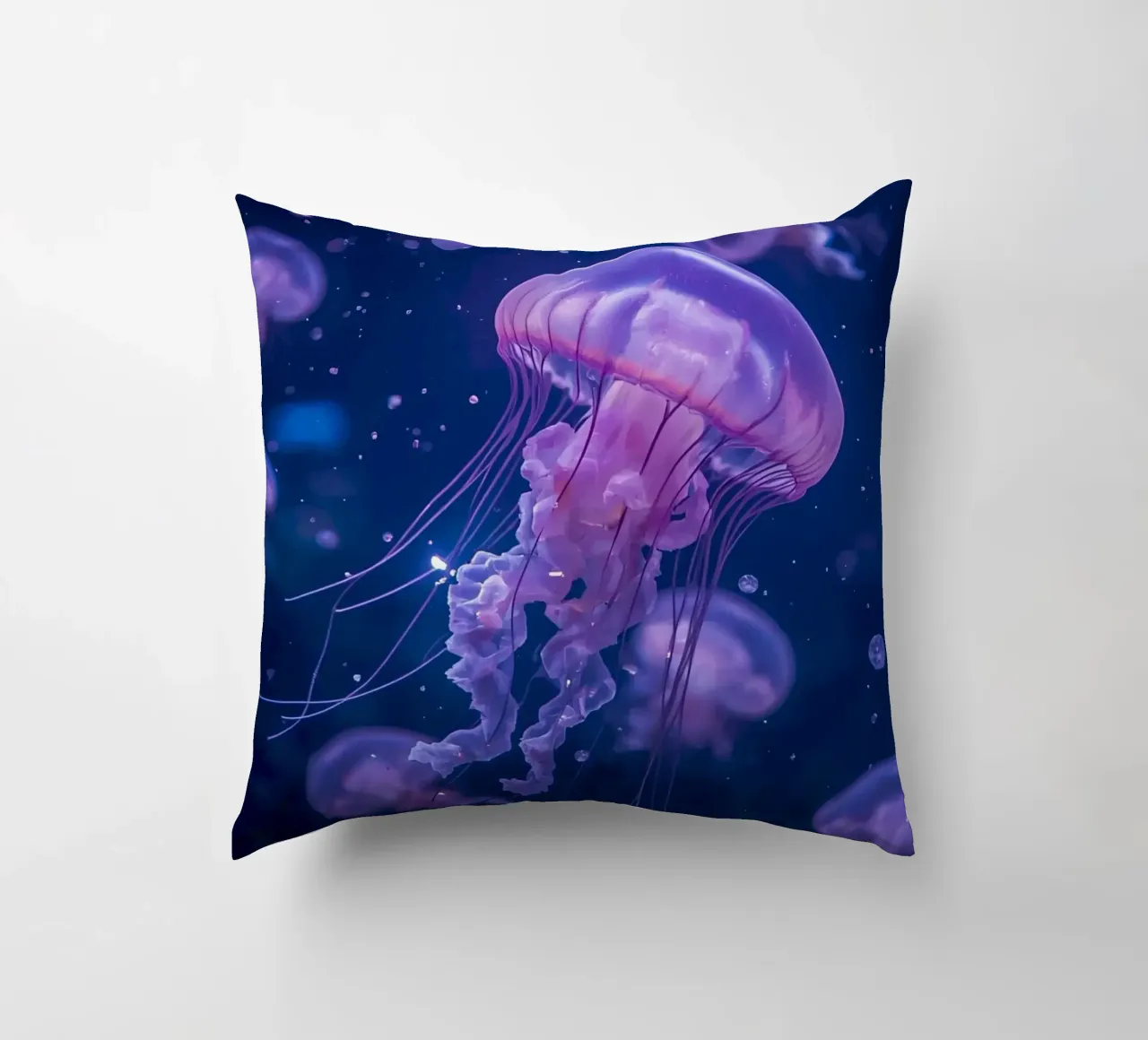 Meduse in acque profonde e blu cuscino da DesignDoodle
