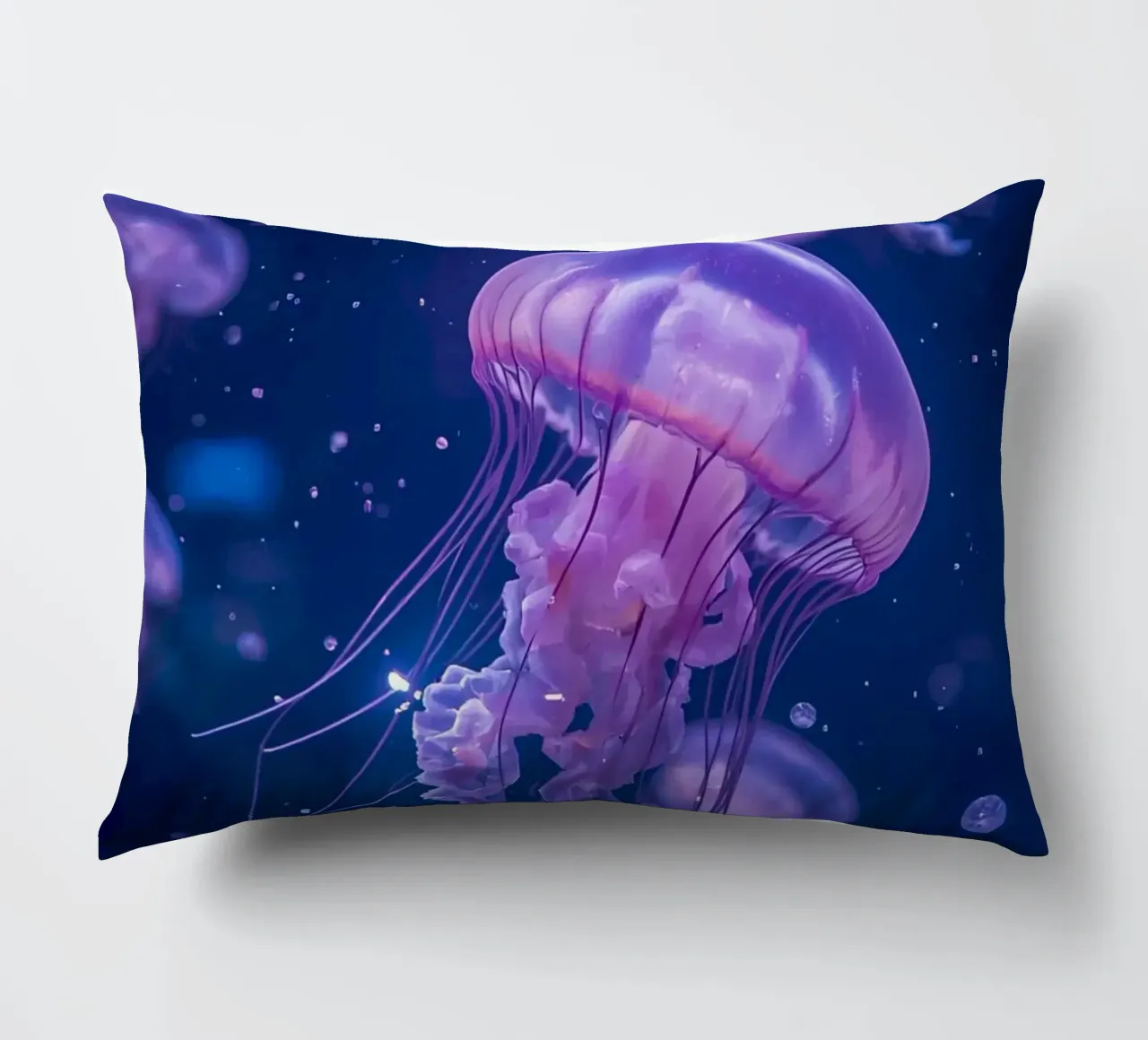 Meduse in acque profonde e blu cuscino da DesignDoodle