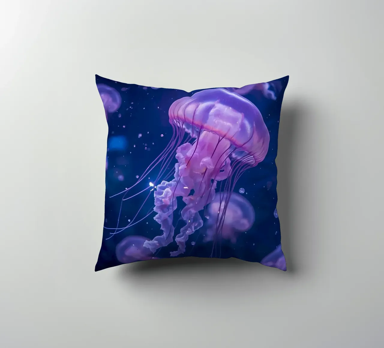 Meduse in acque profonde e blu cuscino da DesignDoodle