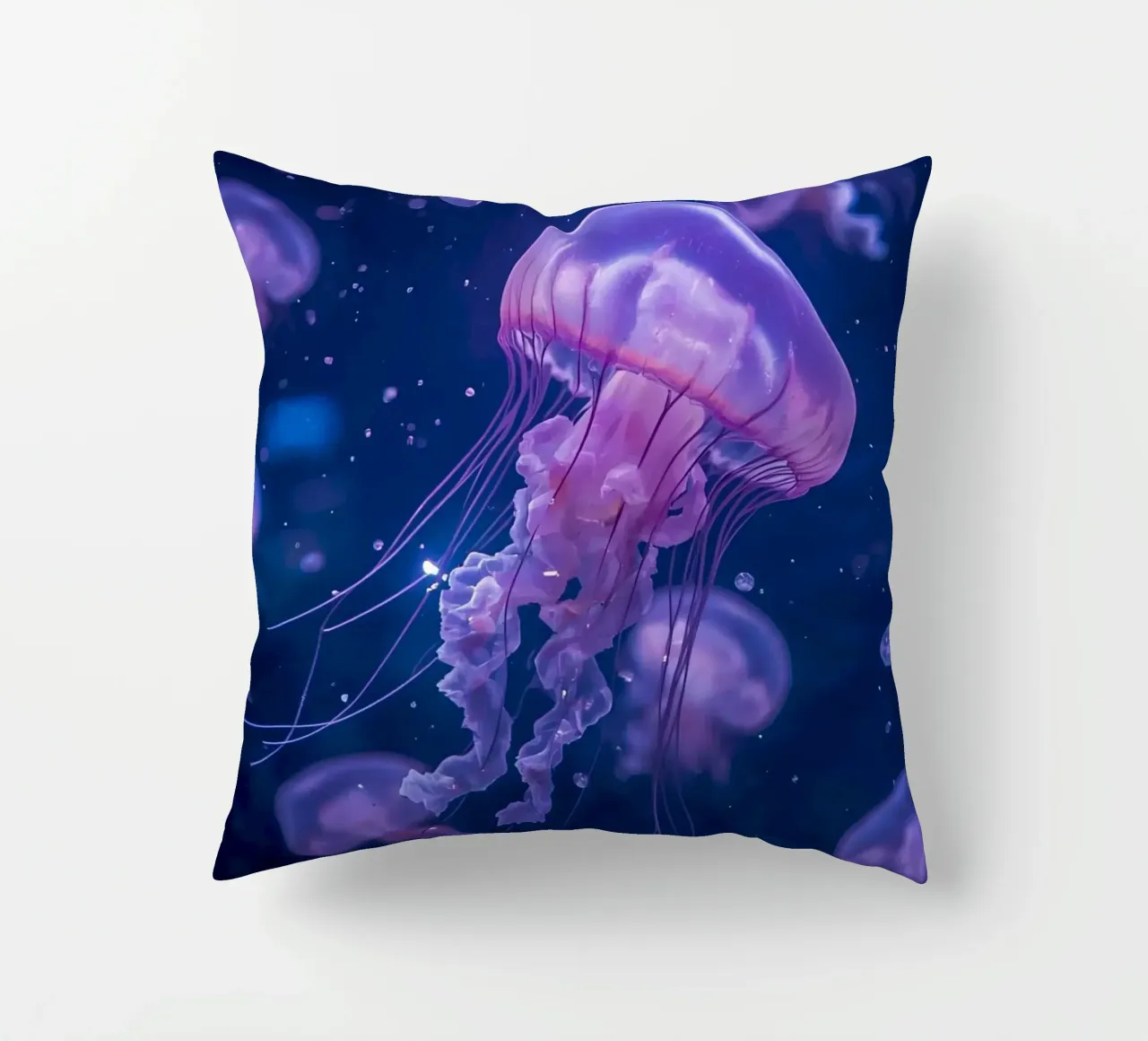 Meduse in acque profonde e blu cuscino da DesignDoodle