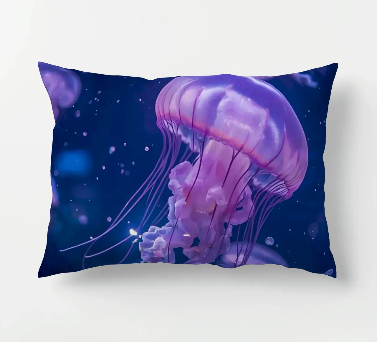 Meduse in acque profonde e blu cuscino da DesignDoodle