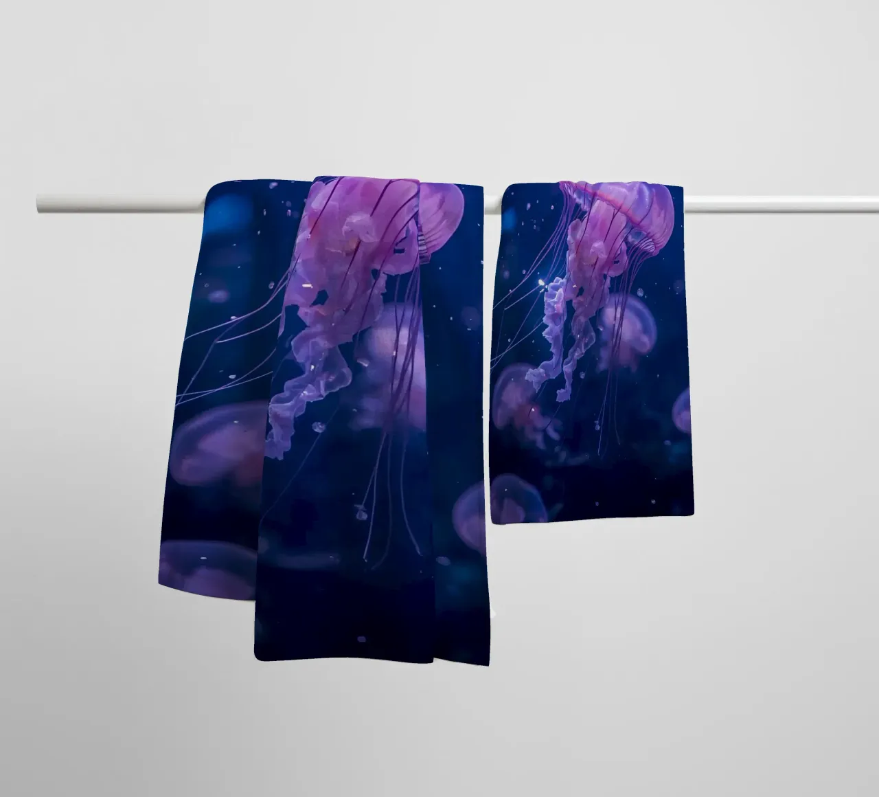 Meduse in acque profonde e blu asciugamano da bagno da DesignDoodle