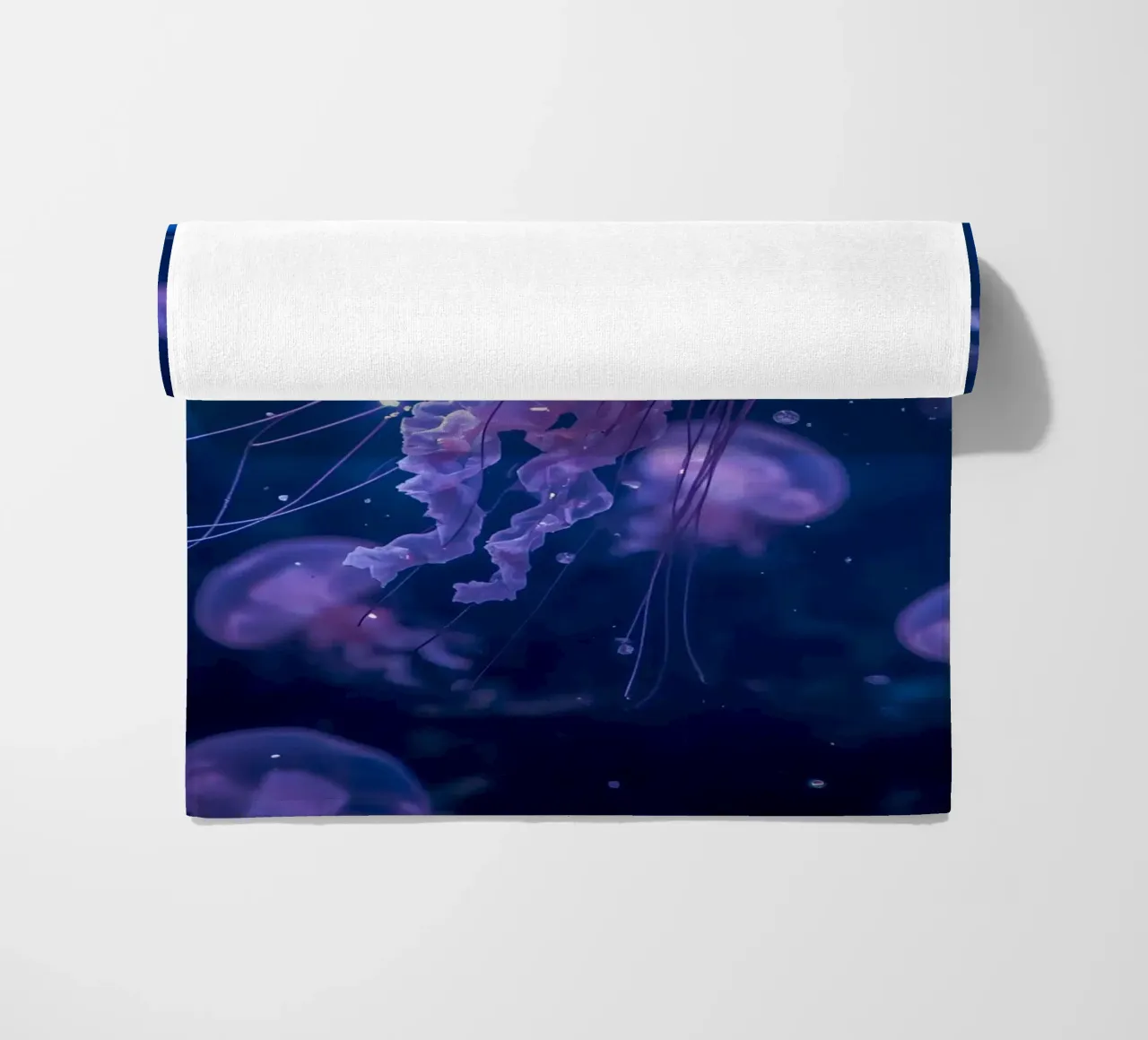 Meduse in acque profonde e blu telo mare da DesignDoodle