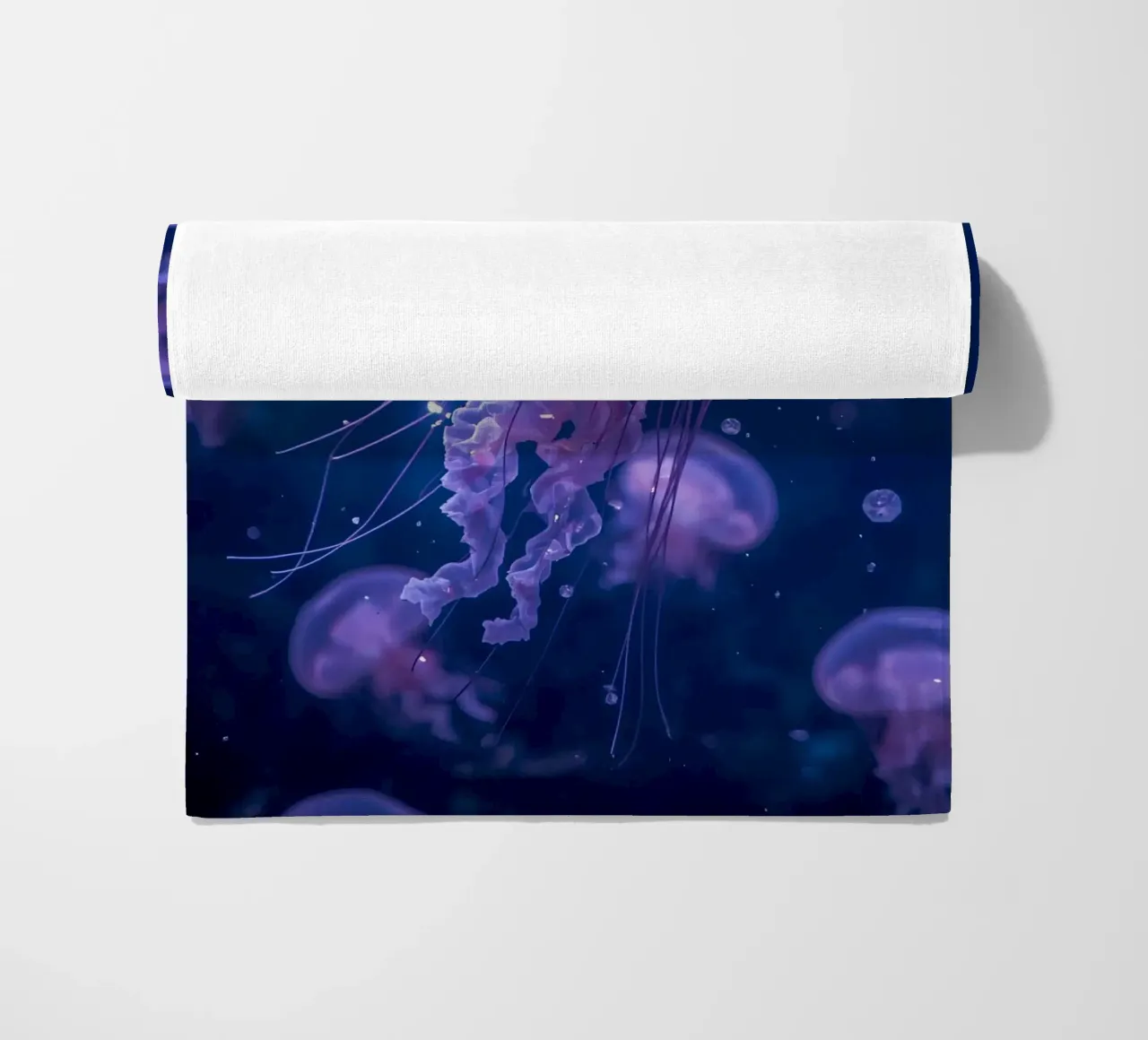 Meduse in acque profonde e blu telo mare da DesignDoodle